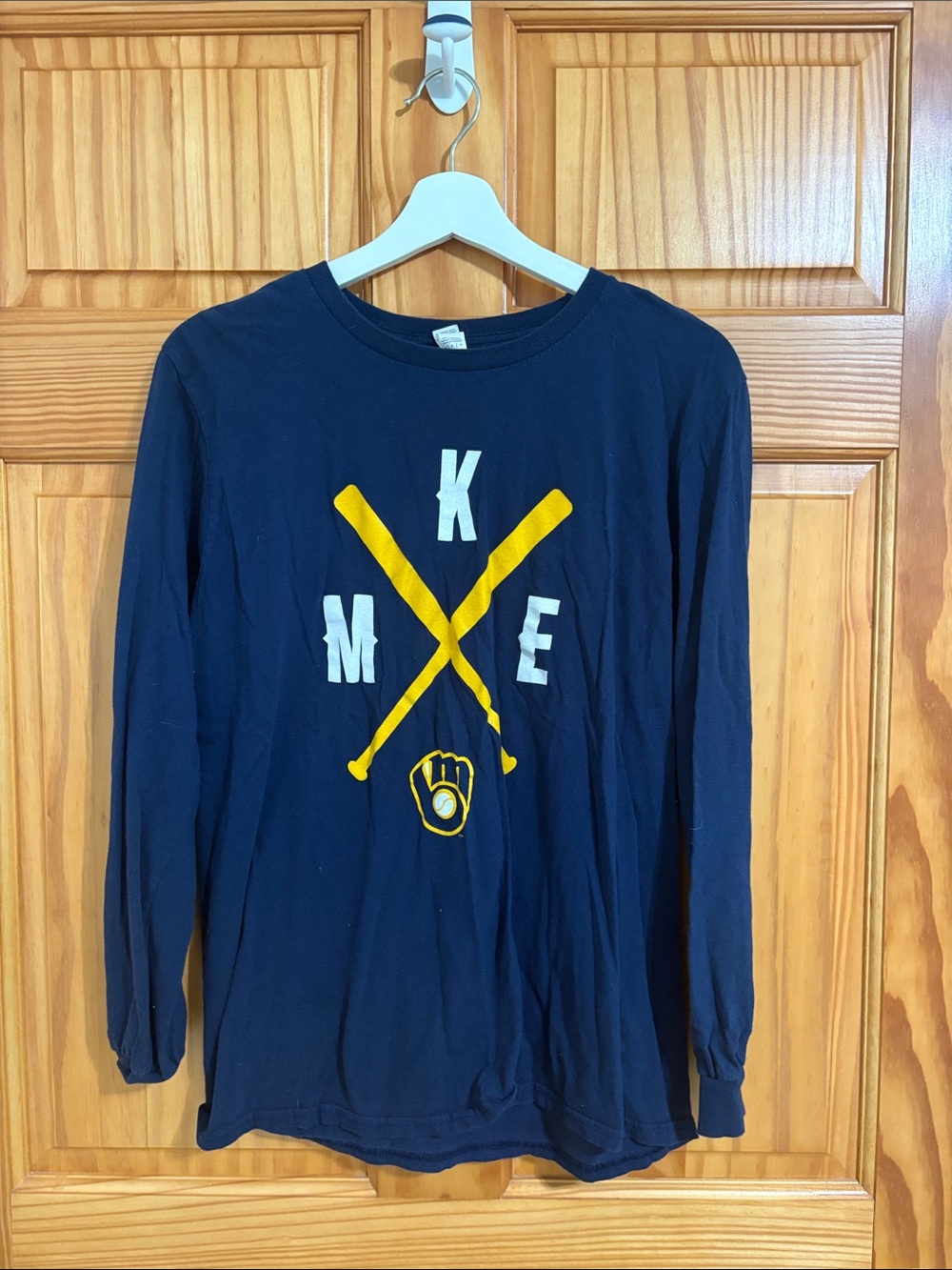 Milwaukee Brewers Baseball Size Medium Navy Blue Long-Sleeve Shirt